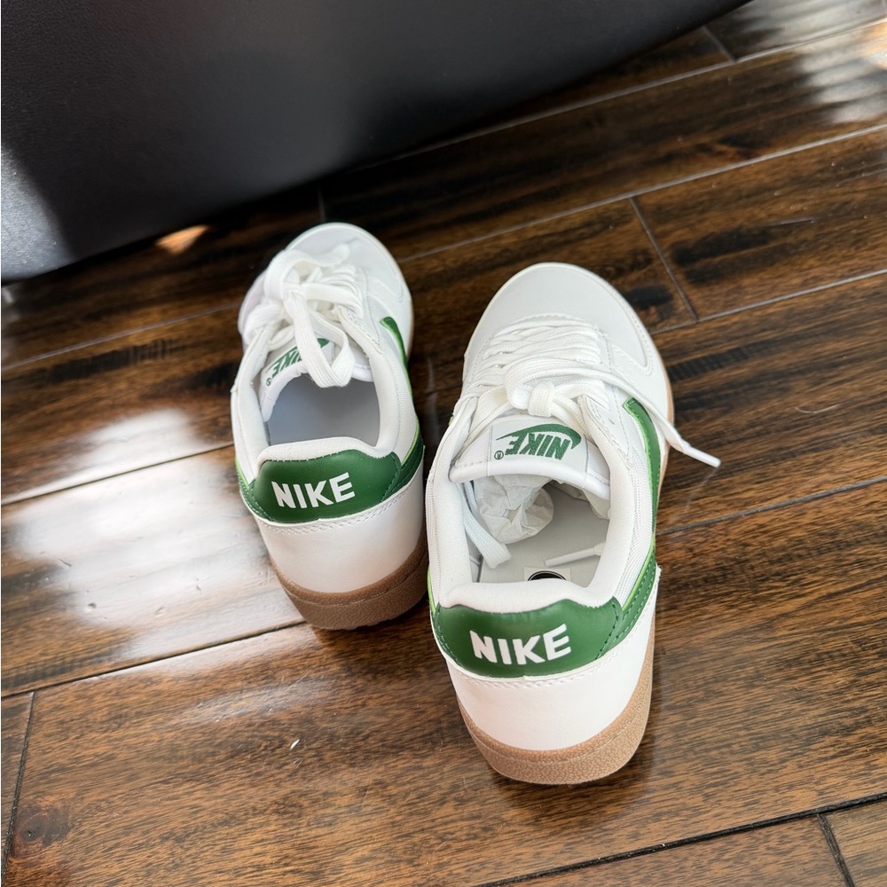 NWOT Nike Sneaker - Picture 4 of 10